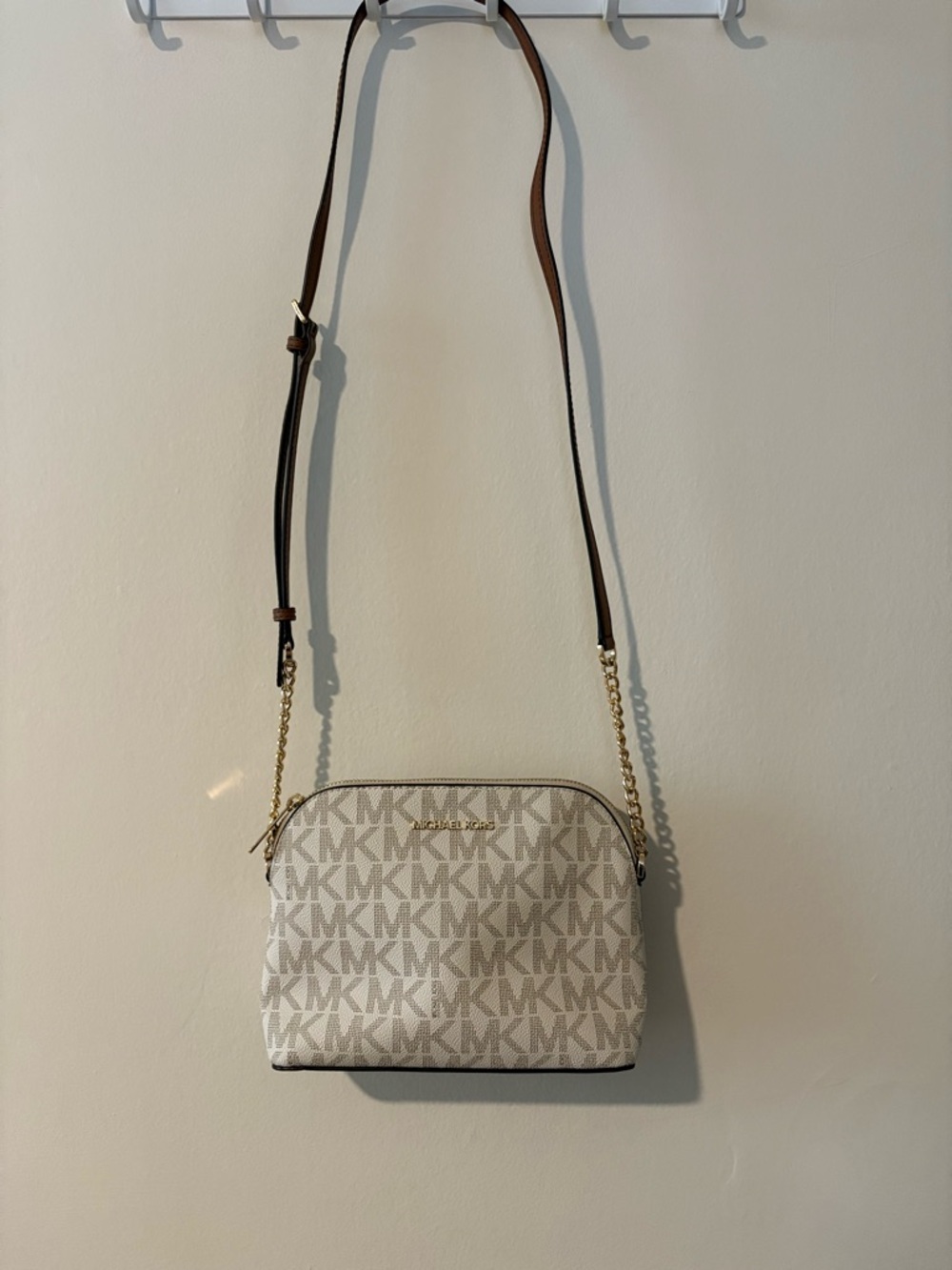 Michael Kors Monogram Crossbody Bag in Vanilla and Brown Cindy Large Dome - Picture 2 of 6